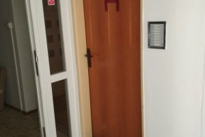 Původní dveře do sanitárního a požárního úseku